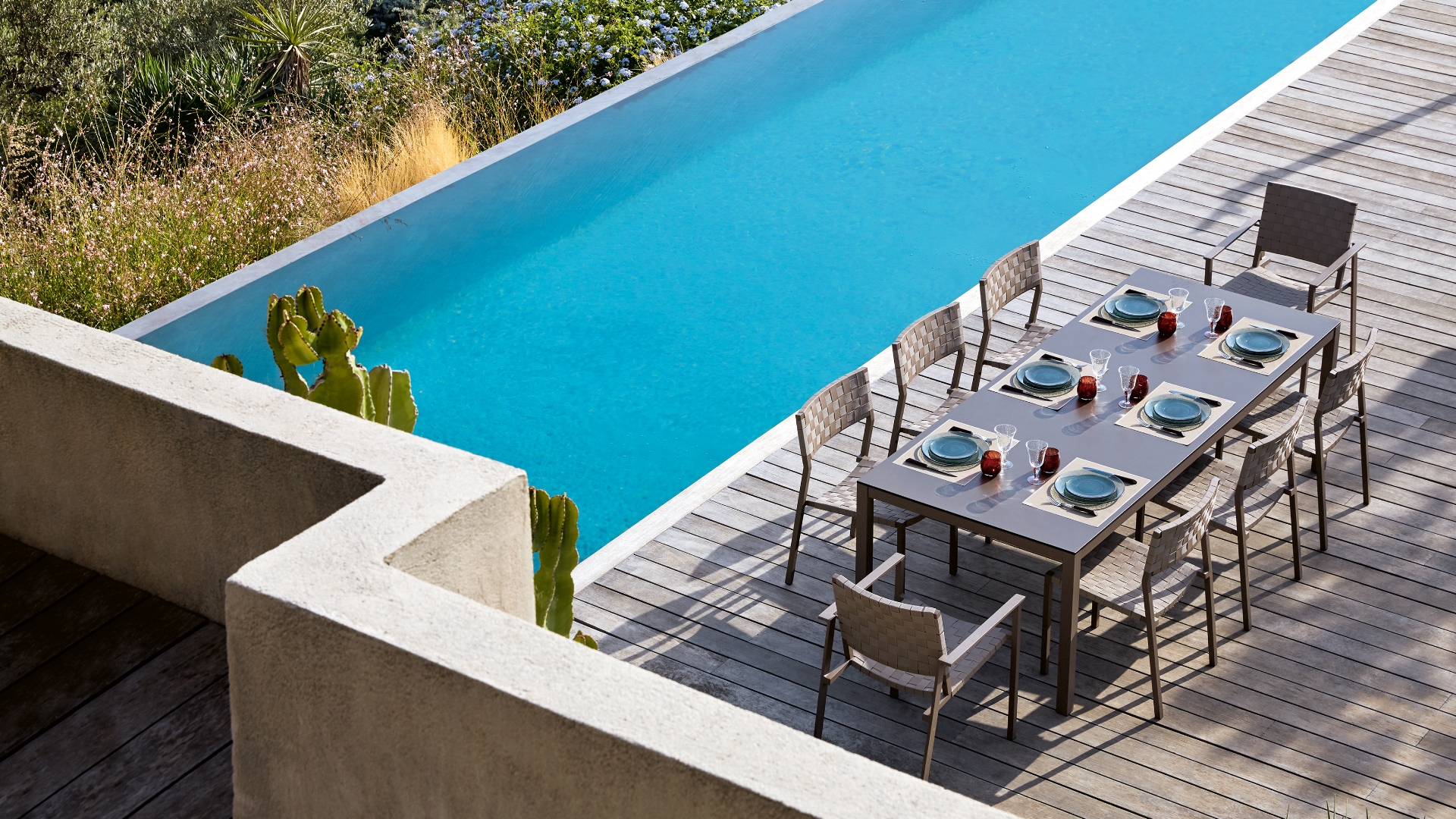 Mobilier table de jardin Linconyl à côté piscine