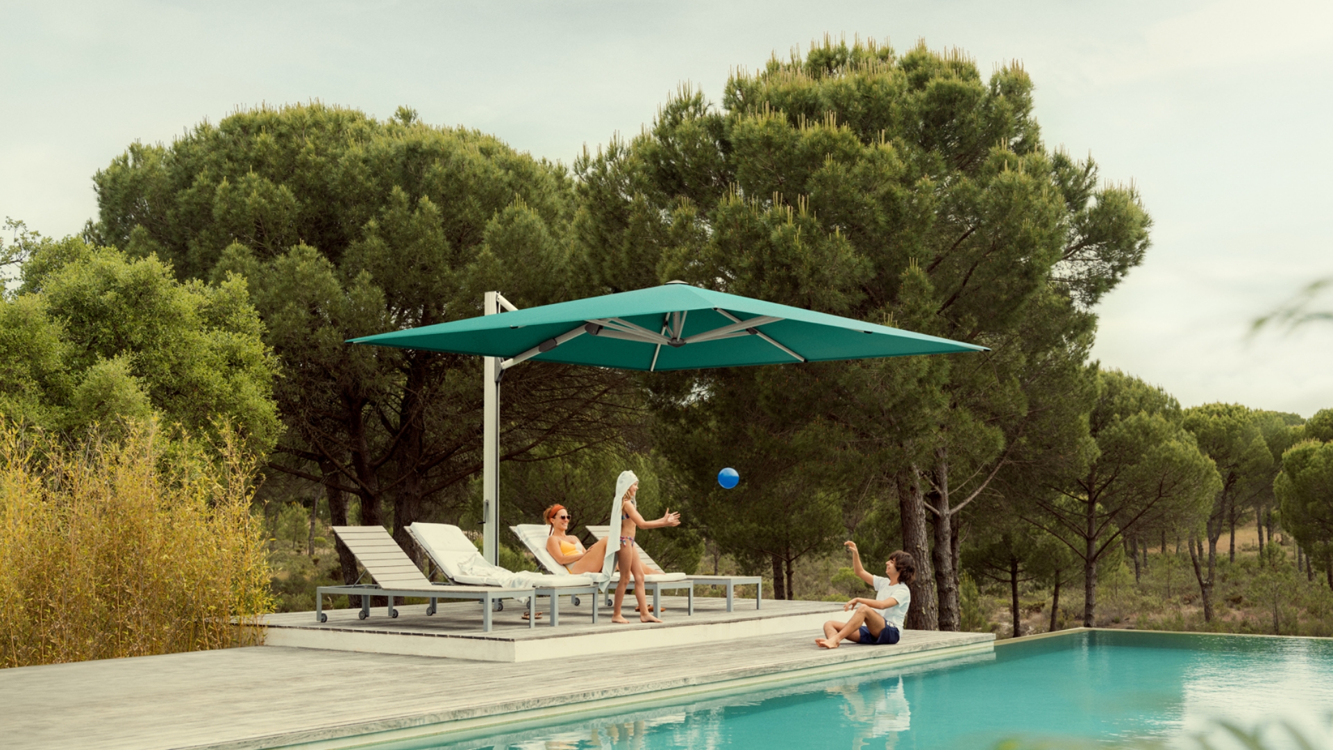 Parasol déporté Linconyl au dessus de bains de soleil