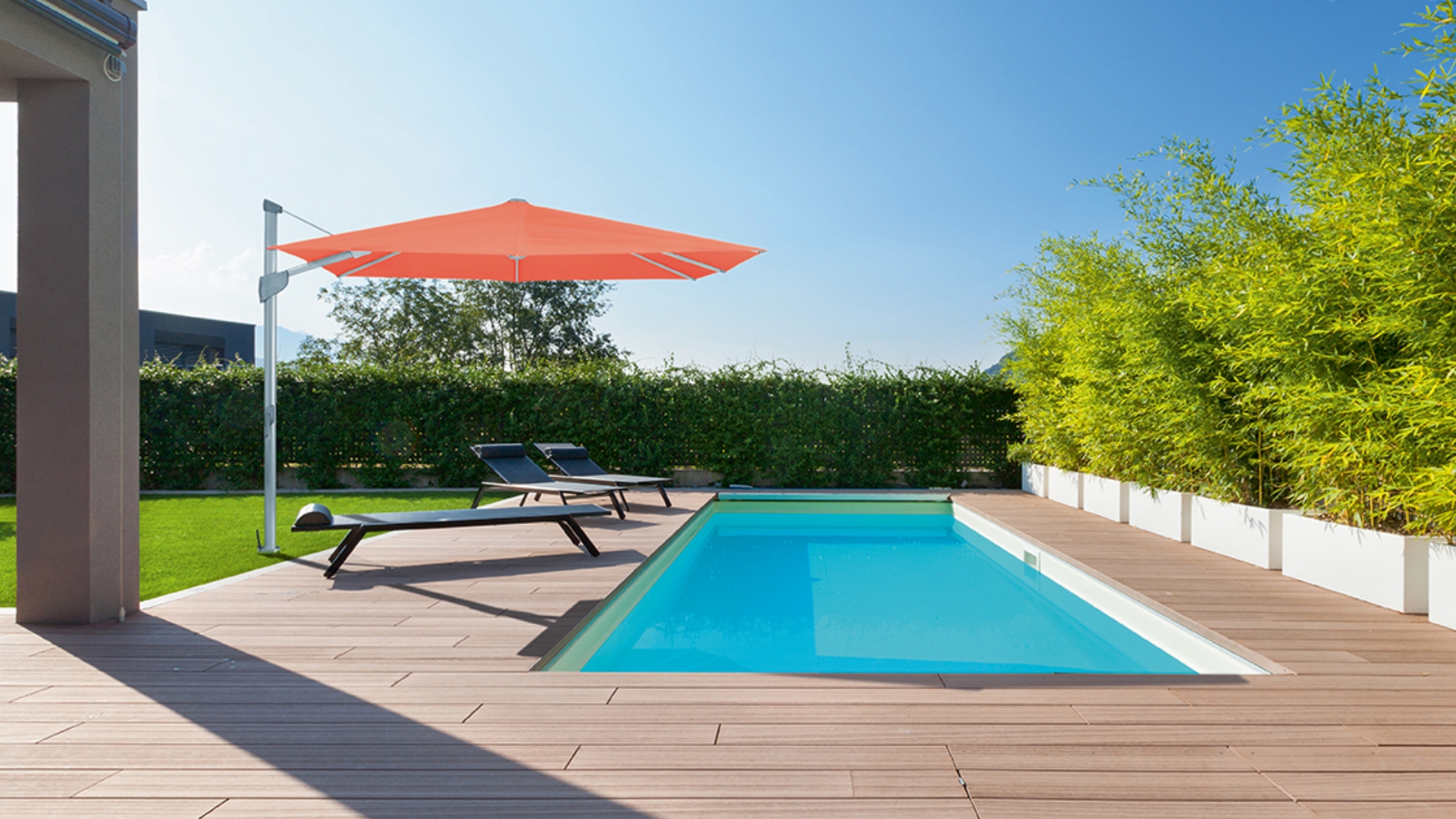 Parasol déporté Linconyl bord de piscine