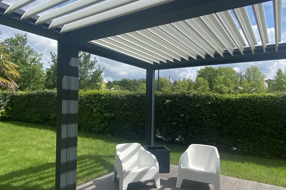 Réalisation Stores Rennais : pergola bioclimatique à Rennes